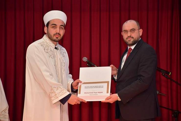 Rize Müftü Yusuf Karali Dini Yüksek İhtisas Merkezinde mezuniyet heyecanı 7
