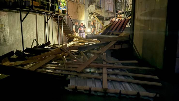 Artvin’de fırtına çatıları uçurdu, ağaçlar devrildi 1