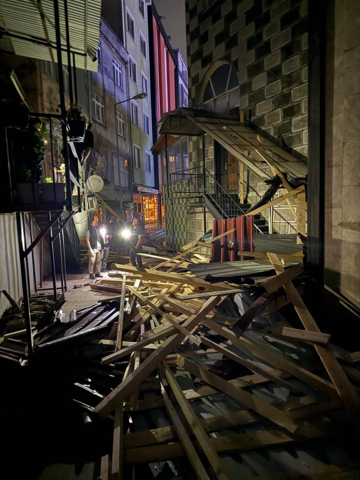 Artvin’de fırtına çatıları uçurdu, ağaçlar devrildi 10