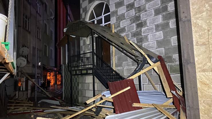 Artvin’de fırtına çatıları uçurdu, ağaçlar devrildi 5