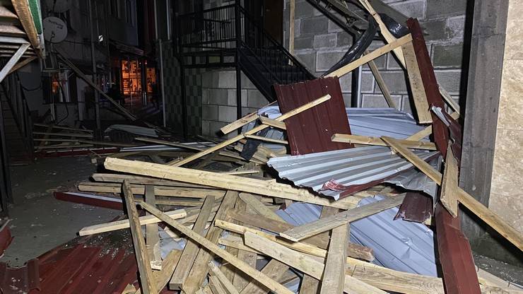 Artvin’de fırtına çatıları uçurdu, ağaçlar devrildi 6