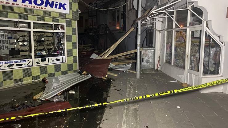 Artvin’de fırtına çatıları uçurdu, ağaçlar devrildi 7