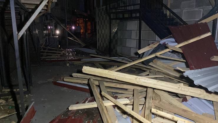 Artvin’de fırtına çatıları uçurdu, ağaçlar devrildi 8