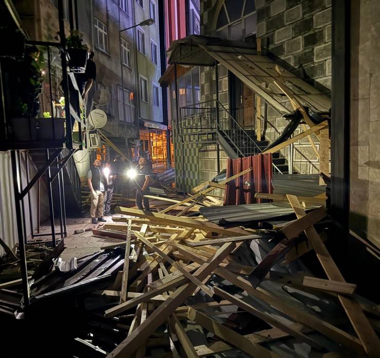 Artvin’de fırtına çatıları uçurdu, ağaçlar devrildi 9