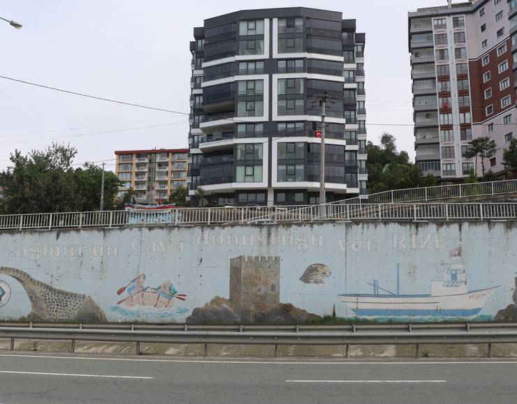 Rize'de emekli öğretmen "Gözümün önünde dursun" diye emektar kayığını yaşadığı sitenin girişine yerleştirdi 1