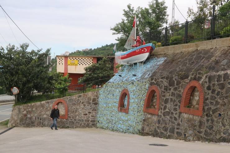 Rize'de emekli öğretmen "Gözümün önünde dursun" diye emektar kayığını yaşadığı sitenin girişine yerleştirdi 10