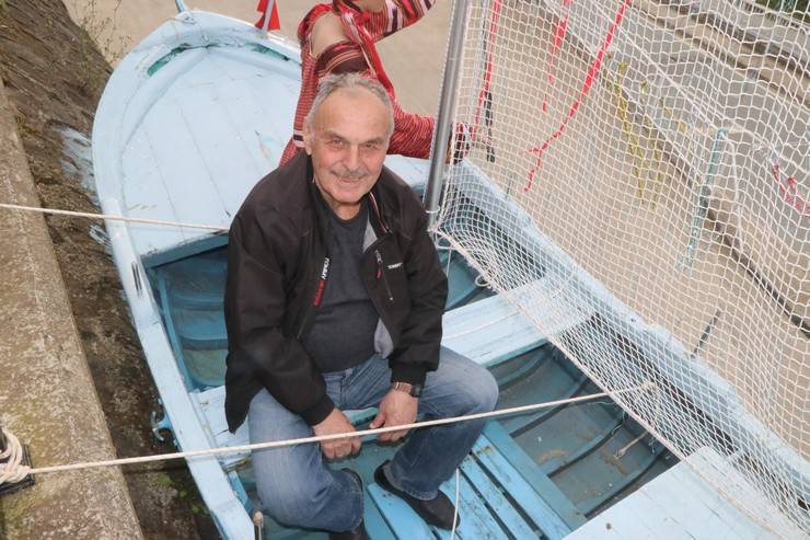 Rize'de emekli öğretmen "Gözümün önünde dursun" diye emektar kayığını yaşadığı sitenin girişine yerleştirdi 11