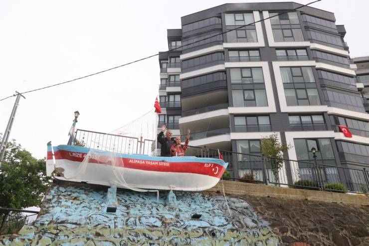 Rize'de emekli öğretmen "Gözümün önünde dursun" diye emektar kayığını yaşadığı sitenin girişine yerleştirdi 12