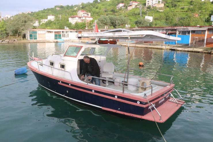 Rize'de emekli öğretmen "Gözümün önünde dursun" diye emektar kayığını yaşadığı sitenin girişine yerleştirdi 13