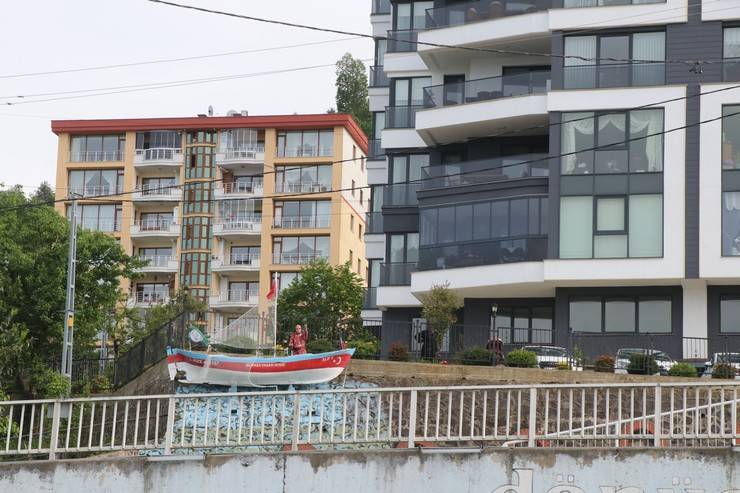 Rize'de emekli öğretmen "Gözümün önünde dursun" diye emektar kayığını yaşadığı sitenin girişine yerleştirdi 14