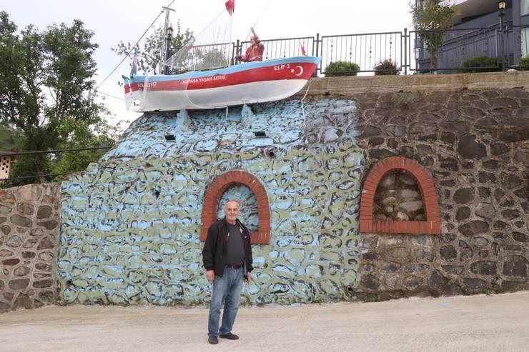 Rize'de emekli öğretmen "Gözümün önünde dursun" diye emektar kayığını yaşadığı sitenin girişine yerleştirdi 15