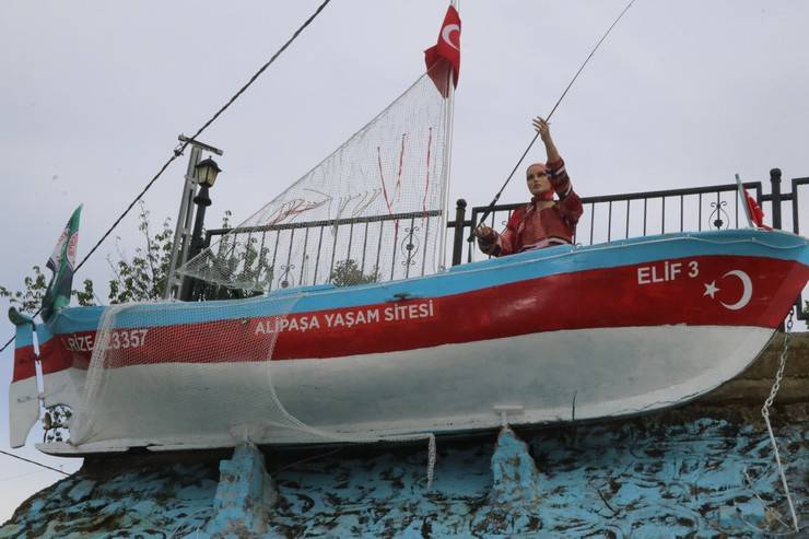 Rize'de emekli öğretmen "Gözümün önünde dursun" diye emektar kayığını yaşadığı sitenin girişine yerleştirdi 2
