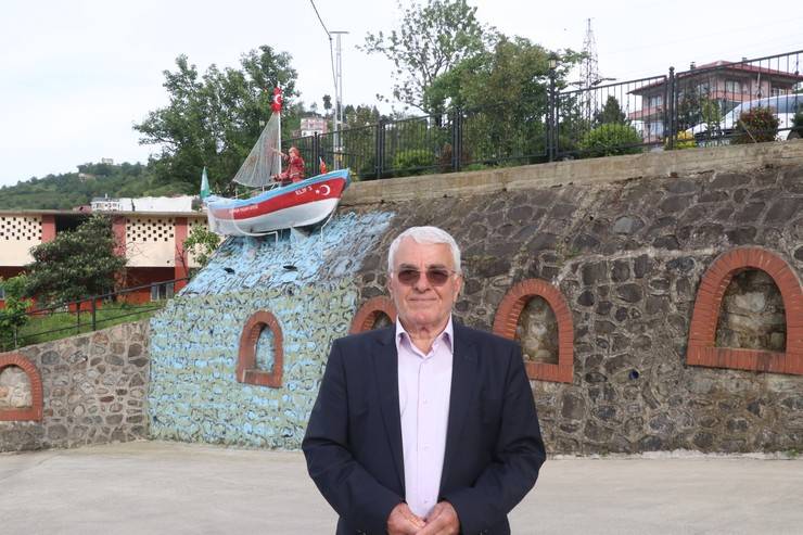 Rize'de emekli öğretmen "Gözümün önünde dursun" diye emektar kayığını yaşadığı sitenin girişine yerleştirdi 4