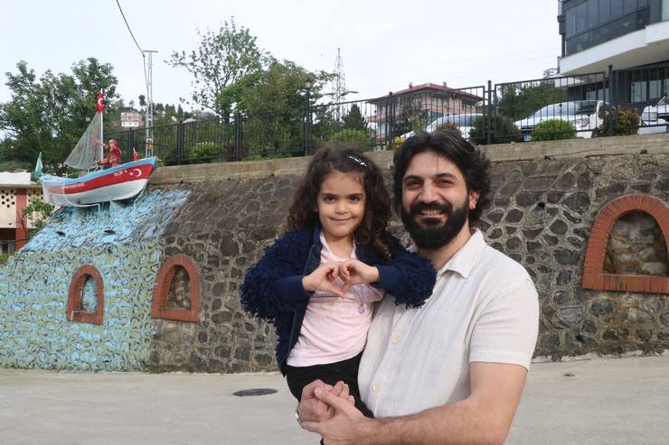 Rize'de emekli öğretmen "Gözümün önünde dursun" diye emektar kayığını yaşadığı sitenin girişine yerleştirdi 5