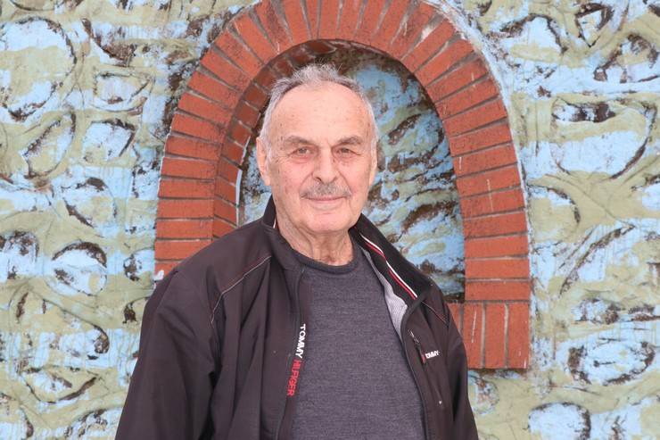 Rize'de emekli öğretmen "Gözümün önünde dursun" diye emektar kayığını yaşadığı sitenin girişine yerleştirdi 6