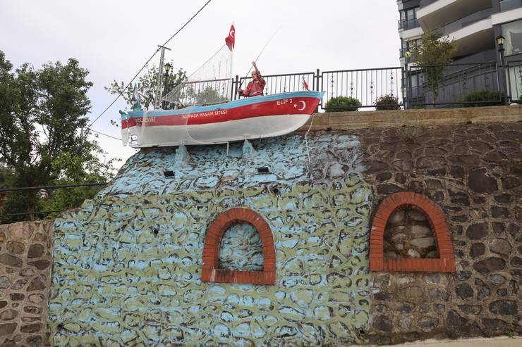 Rize'de emekli öğretmen "Gözümün önünde dursun" diye emektar kayığını yaşadığı sitenin girişine yerleştirdi 7