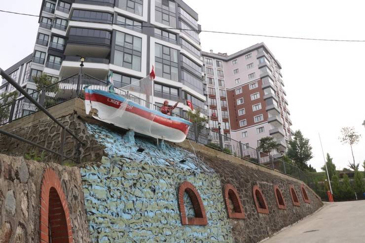 Rize'de emekli öğretmen "Gözümün önünde dursun" diye emektar kayığını yaşadığı sitenin girişine yerleştirdi 8