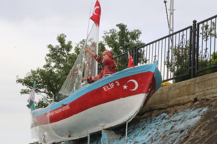 Rize'de emekli öğretmen "Gözümün önünde dursun" diye emektar kayığını yaşadığı sitenin girişine yerleştirdi 9