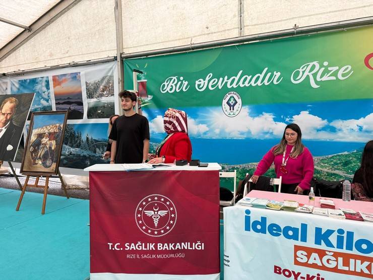 Rize'de Gençler Sağlık İçin Bir Araya Geldi: Farkındalık Etkinlikleri Yoğun İlgi Gördü 13