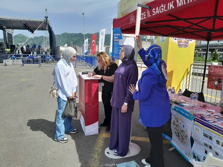 Rize'de Gençler Sağlık İçin Bir Araya Geldi: Farkındalık Etkinlikleri Yoğun İlgi Gördü 14