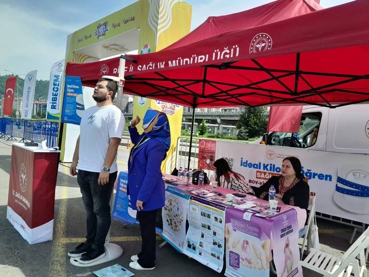 Rize'de Gençler Sağlık İçin Bir Araya Geldi: Farkındalık Etkinlikleri Yoğun İlgi Gördü 15
