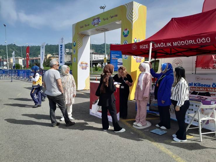 Rize'de Gençler Sağlık İçin Bir Araya Geldi: Farkındalık Etkinlikleri Yoğun İlgi Gördü 16