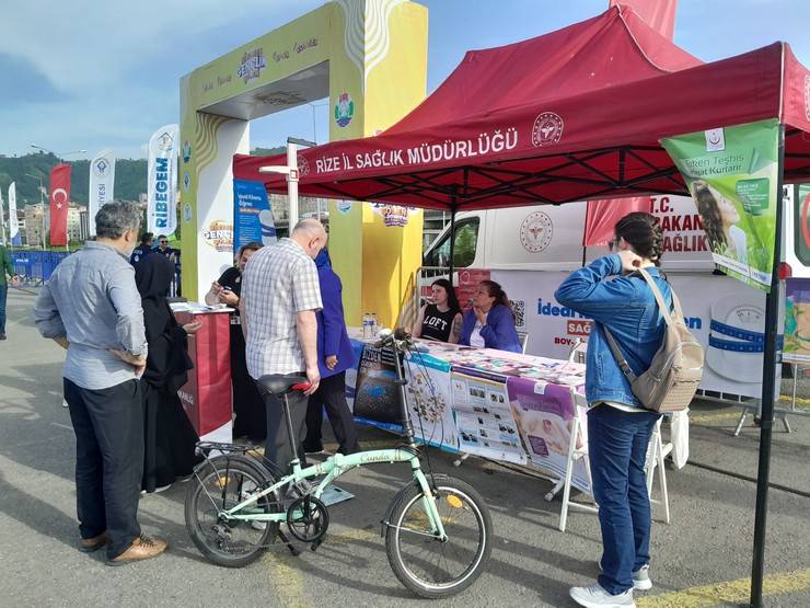 Rize'de Gençler Sağlık İçin Bir Araya Geldi: Farkındalık Etkinlikleri Yoğun İlgi Gördü 17