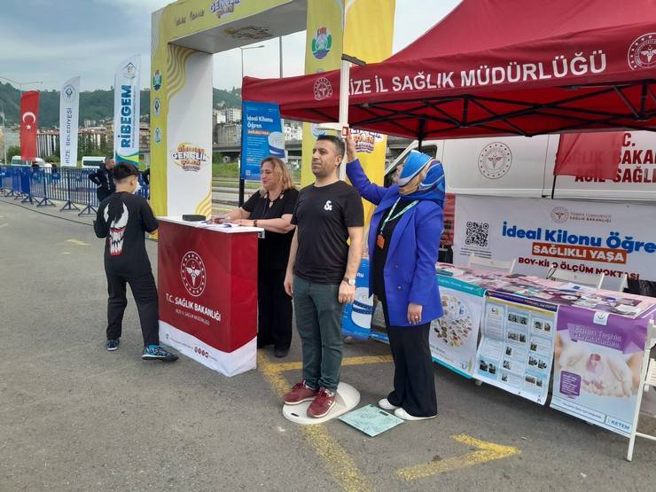 Rize'de Gençler Sağlık İçin Bir Araya Geldi: Farkındalık Etkinlikleri Yoğun İlgi Gördü 18
