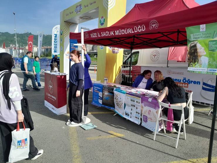 Rize'de Gençler Sağlık İçin Bir Araya Geldi: Farkındalık Etkinlikleri Yoğun İlgi Gördü 19