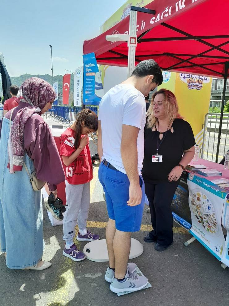 Rize'de Gençler Sağlık İçin Bir Araya Geldi: Farkındalık Etkinlikleri Yoğun İlgi Gördü 20