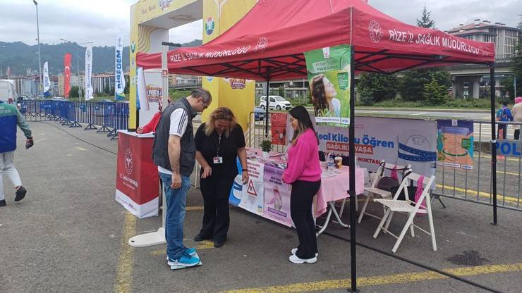 Rize'de Gençler Sağlık İçin Bir Araya Geldi: Farkındalık Etkinlikleri Yoğun İlgi Gördü 3