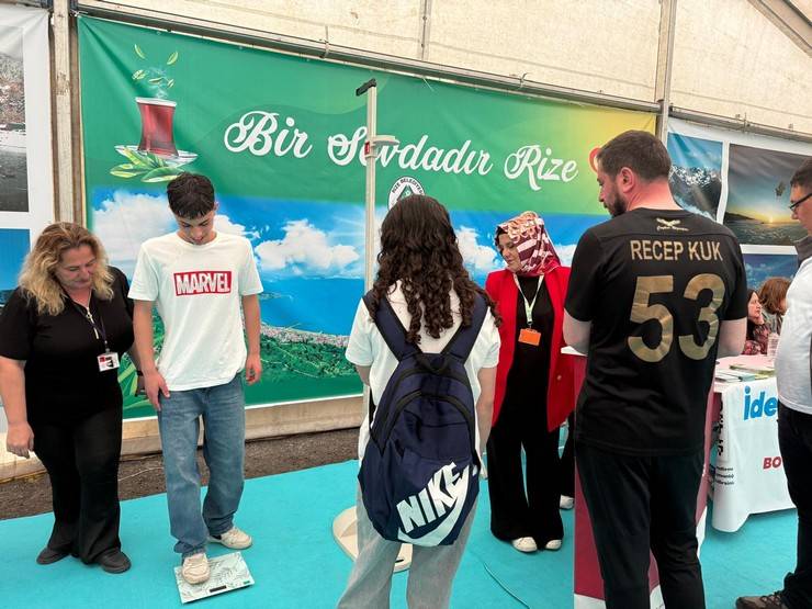 Rize'de Gençler Sağlık İçin Bir Araya Geldi: Farkındalık Etkinlikleri Yoğun İlgi Gördü 4