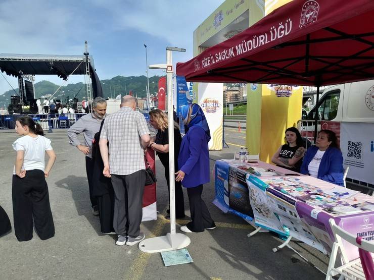 Rize'de Gençler Sağlık İçin Bir Araya Geldi: Farkındalık Etkinlikleri Yoğun İlgi Gördü 7