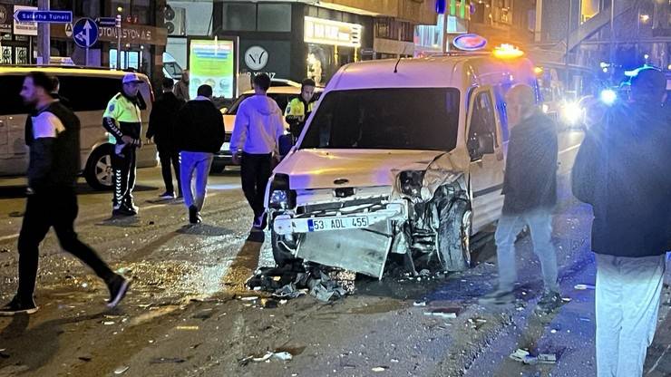 Rize’de Trafik Kazası 3 yaralı 12