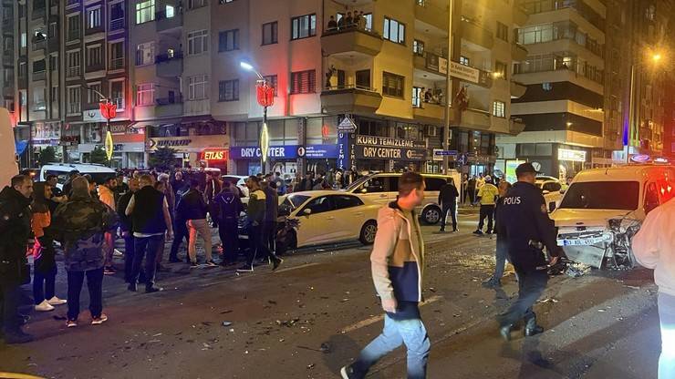 Rize’de Trafik Kazası 3 yaralı 13