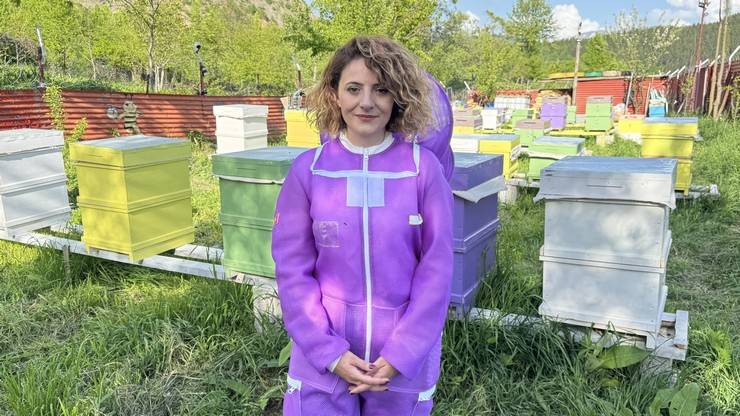 Kadın arıcı 2 kovanla başladığı arıcılıkta bu yıl yaklaşık 1,5 ton bal bekliyor 10