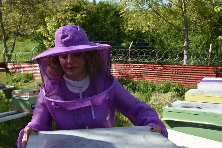 Kadın arıcı 2 kovanla başladığı arıcılıkta bu yıl yaklaşık 1,5 ton bal bekliyor 3