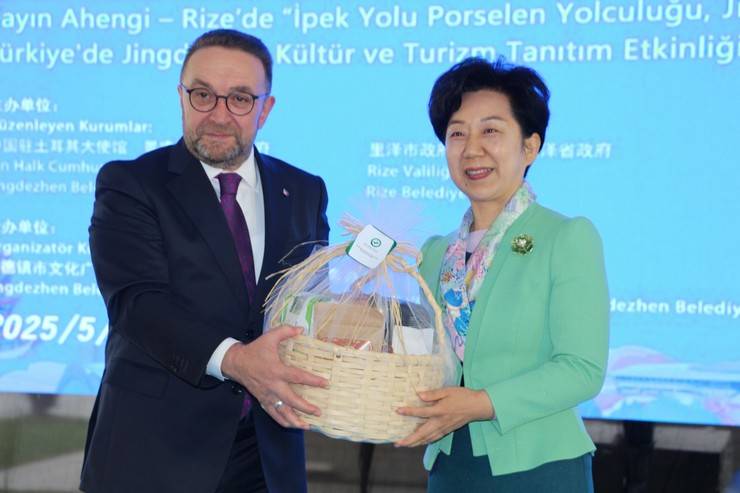 Rize'de "Çayın Ahengi ve İpekyolu Porselen Yolculuğu" programı düzenlendi 12