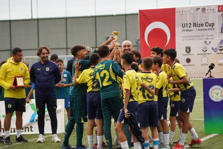 U12 Rize Cup 2025 Sona Erdi: Şampiyon Fenerbahçe! 35