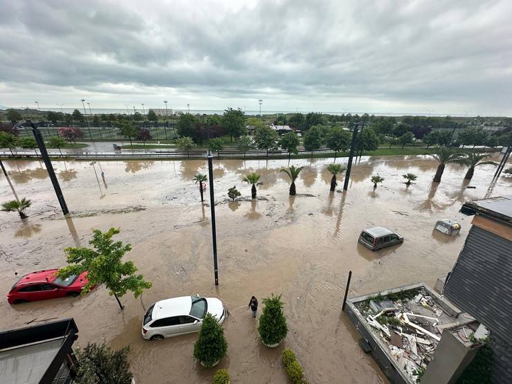 Trabzon'da şiddetli yağış: Yollar göle döndü 1