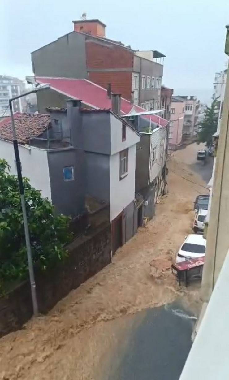 Trabzon'da şiddetli yağış: Yollar göle döndü 10
