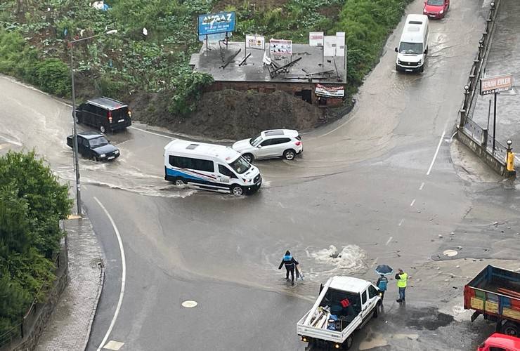 Trabzon'da şiddetli yağış: Yollar göle döndü 11