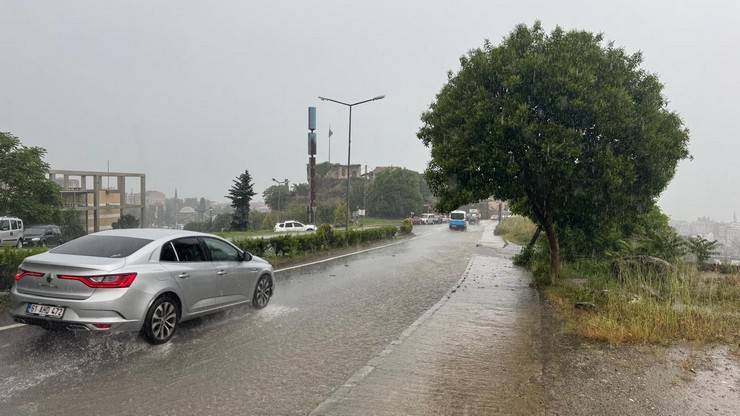 Trabzon'da şiddetli yağış: Yollar göle döndü 12