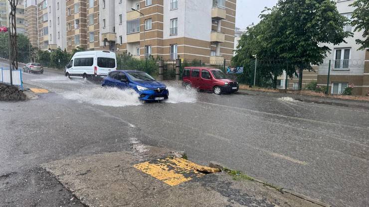 Trabzon'da şiddetli yağış: Yollar göle döndü 14