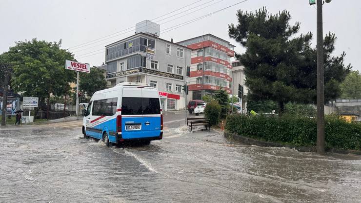 Trabzon'da şiddetli yağış: Yollar göle döndü 15