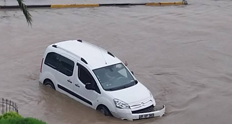 Trabzon'da şiddetli yağış: Yollar göle döndü 2