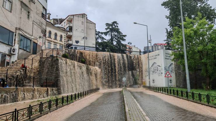 Trabzon'da şiddetli yağış: Yollar göle döndü 21