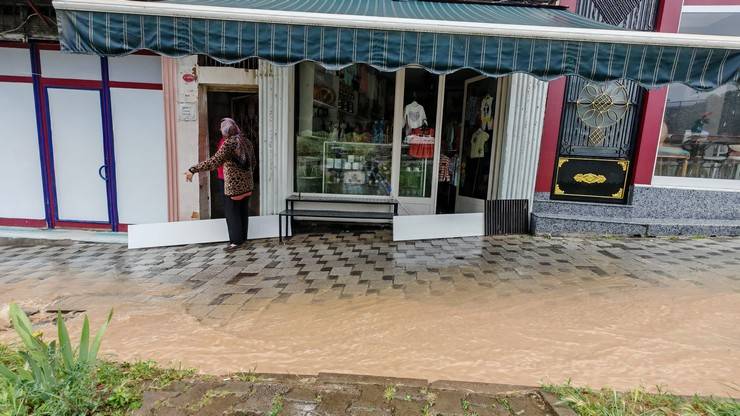 Trabzon'da şiddetli yağış: Yollar göle döndü 22