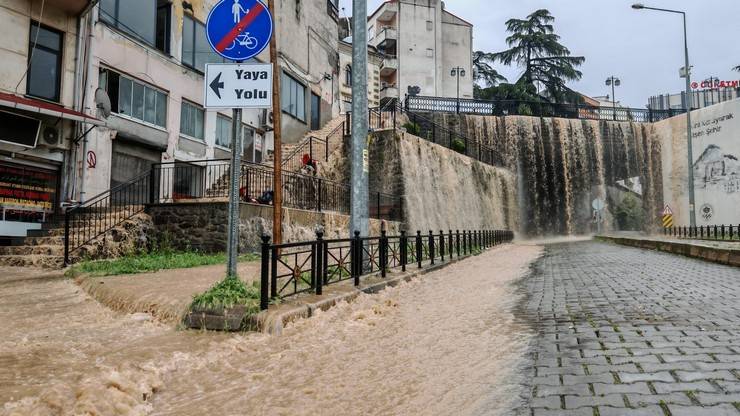 Trabzon'da şiddetli yağış: Yollar göle döndü 23