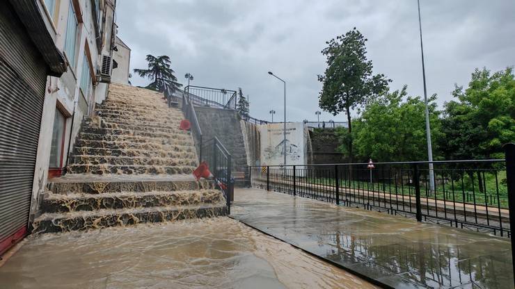 Trabzon'da şiddetli yağış: Yollar göle döndü 24